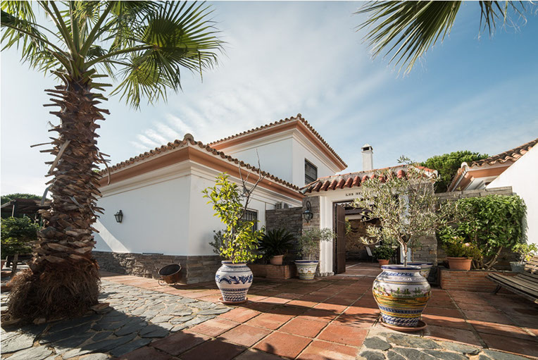 25 km langer Sandstrand von El Portil - ideal für Wassersport und Entspannung